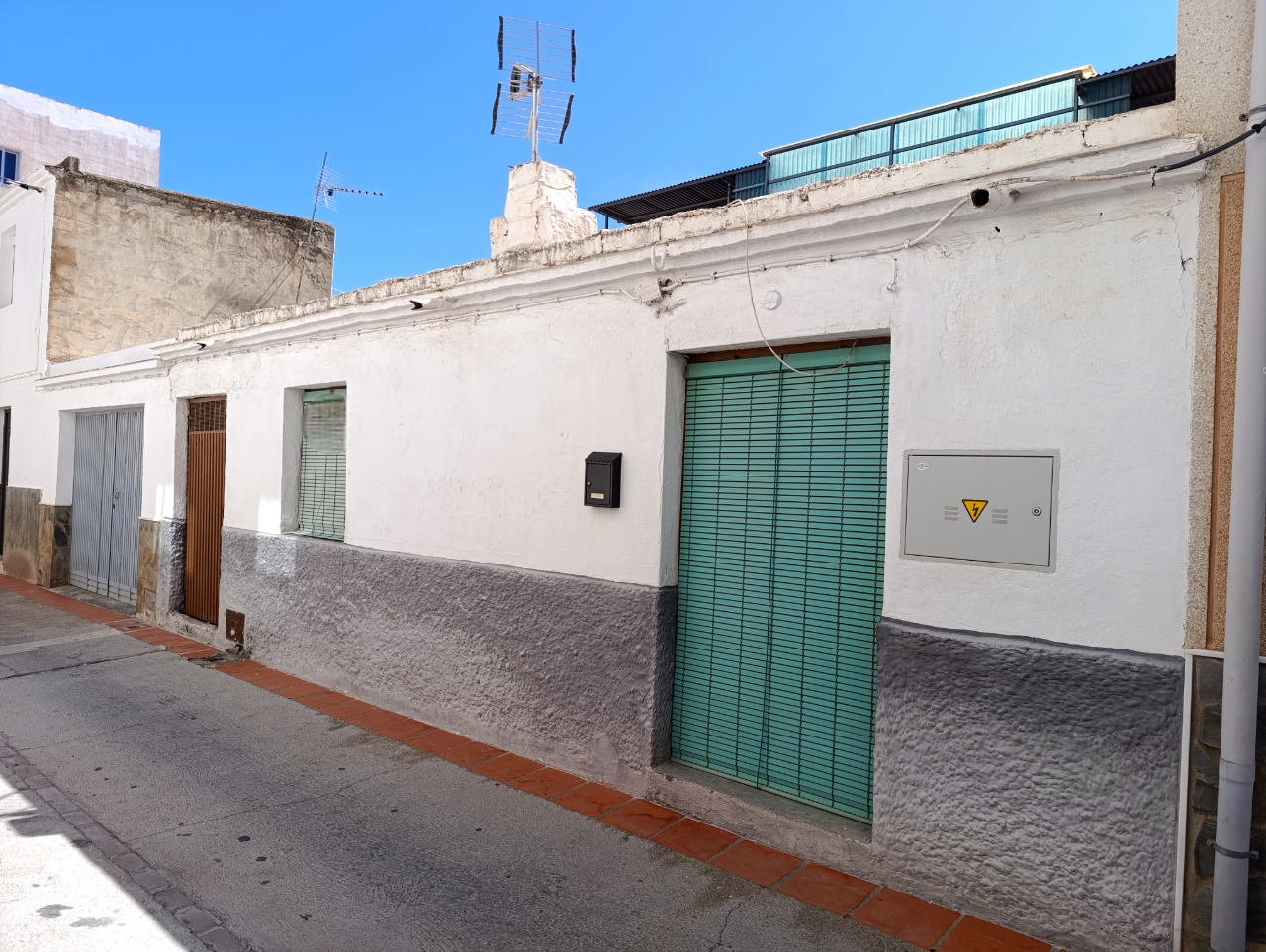 VENDIDA Vivienda de 40 m² y almacén de 76 m²