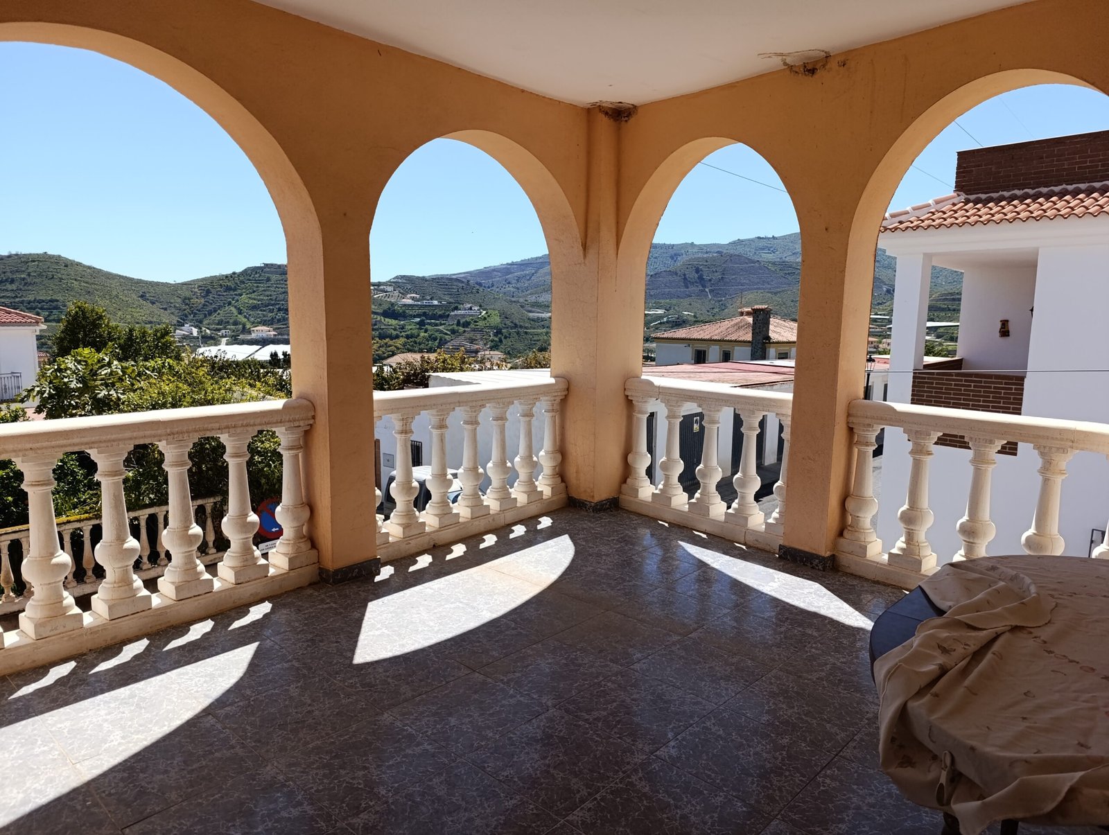 Casa de 250 m² con garaje y amplias terrazas